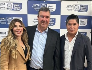 Vereador Otacir Figueredo Participa de  de Contratos para Construção de Moradias