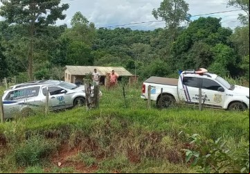 Equipes da Polícia Científica e funerária no local do achado de cadáver. (Foto: Reprodução/Fonteira Agora)
