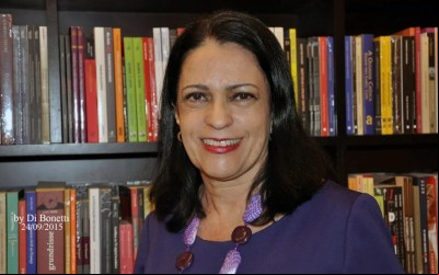 Raquel Naveira lança duas obras neste sábado